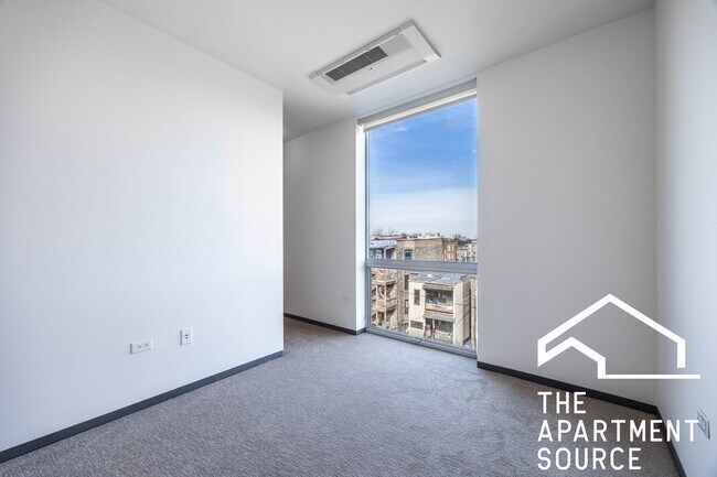 Building Photo - 2340 N California Ave