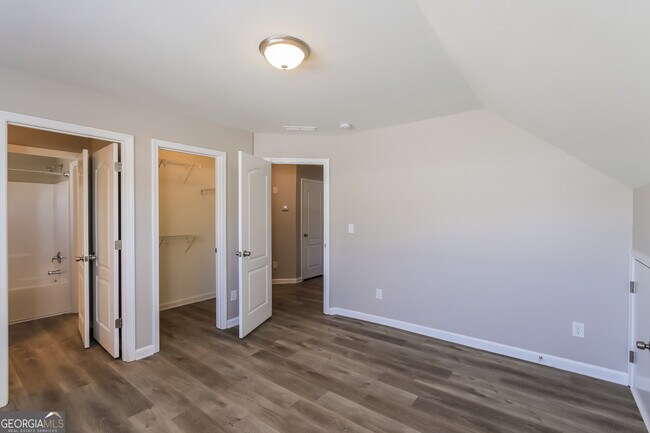 Building Photo - 9105 Alden Dr
