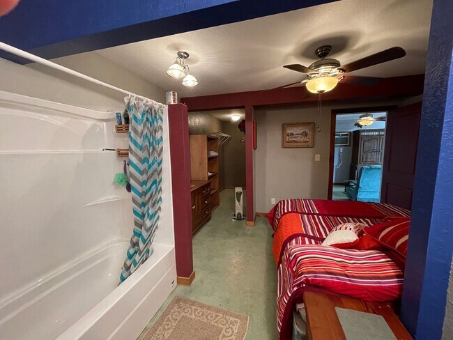 Building Photo - NEW ON MARKET // ALL BILLS PAID !