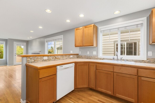 Building Photo - Lake City Townhouse 2 Bedroom 1.5 bath