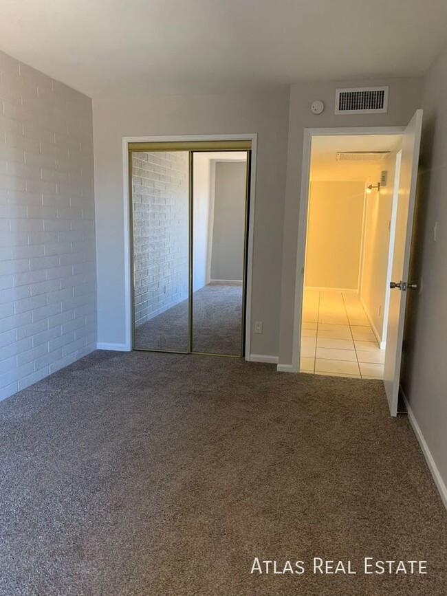 Building Photo - One Month Free!!! 2 Bedroom 1 Bath in Nort...