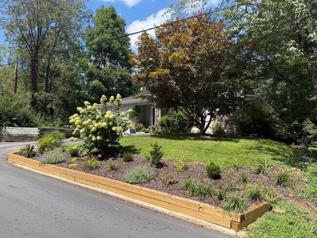 Building Photo - 110 Aurora Dr