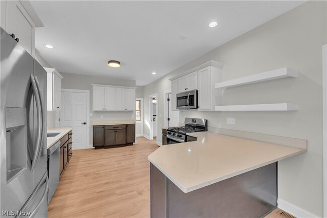 Building Photo - 1330 W 67th St