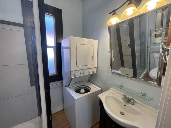 Building Photo - Charming 3 Bed 2 Bath in Downtown Denver.