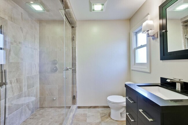 Building Photo - Beautiful 4 bedroom, 3 bath in desirable C...