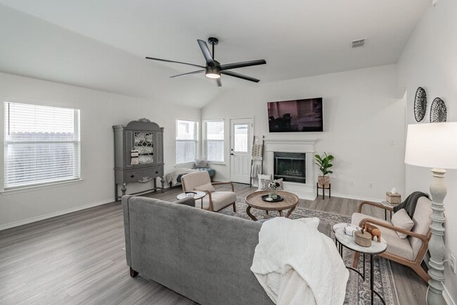 Building Photo - 3bed/2bath Cozy Chic with Backyard Oasis