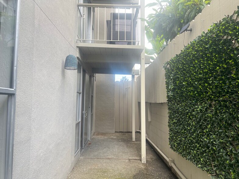 Building Photo - 811 York St