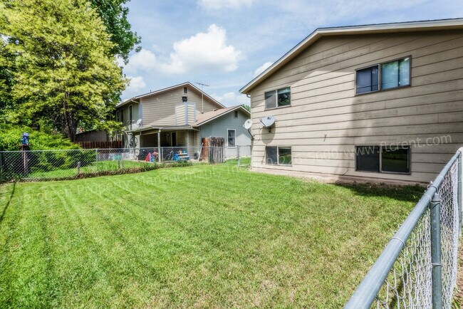 Building Photo - 915/917 Camelot Ct