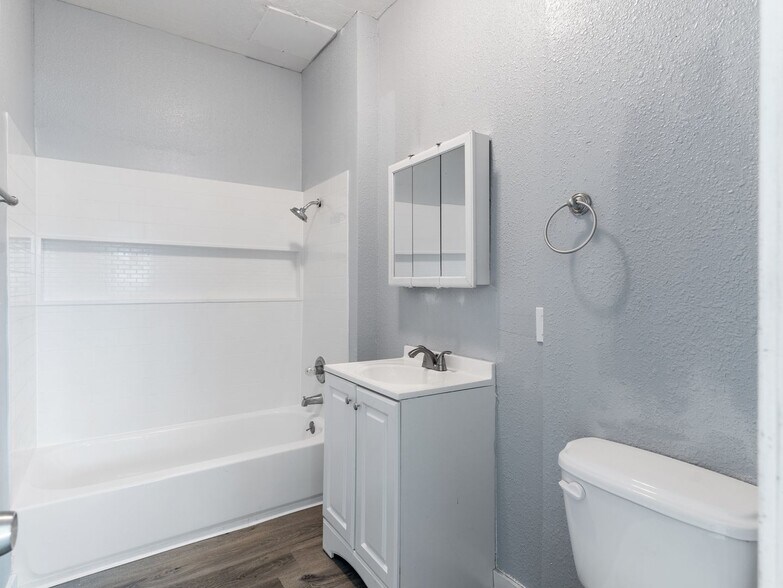 Building Photo - 2212 Myrtle Ave