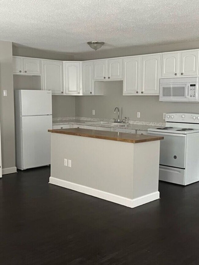 Building Photo - 2 Bed / 2 Bath Duplex near Cherrydale