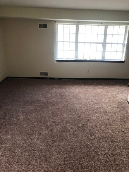 Living room - 611 Country Ln