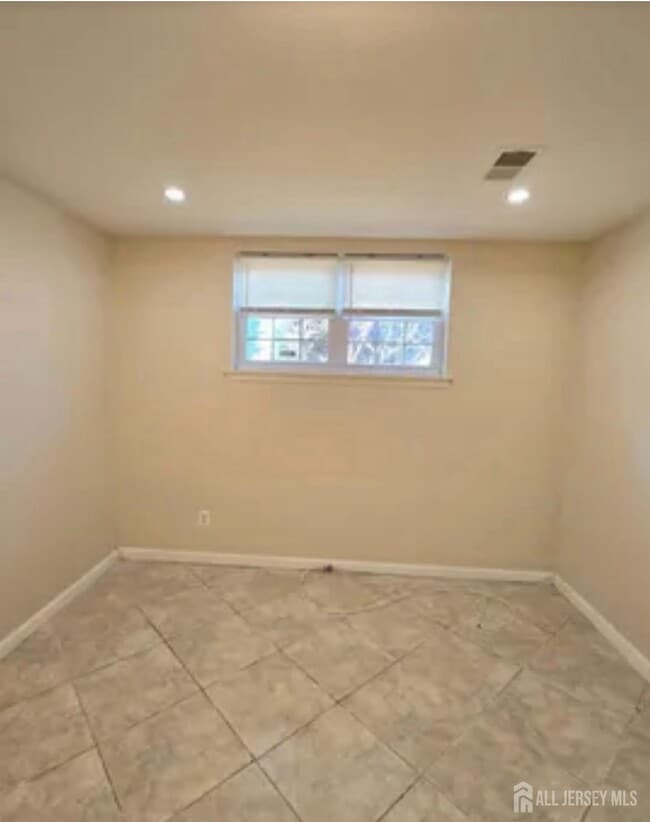Building Photo - 334 College Dr