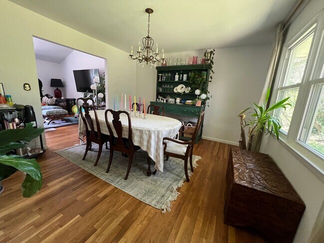 Building Photo - Spacious Well Maintained 3 Bedroom 2.5-Bat...