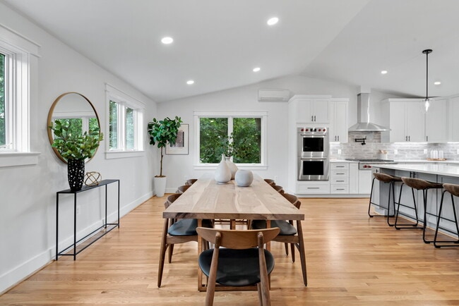 Building Photo - "Luxurious 6-Bed, 6-Bath Arlington Retreat...