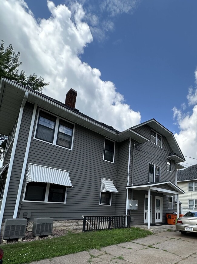 Primary Photo - Spacious top floor 4 bed 1 bath by UWEC!