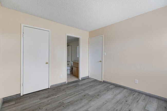 Building Photo - Spacious Studio On The First Floor!