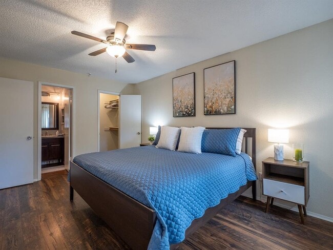 Building Photo - 16911 Village Oak Loop