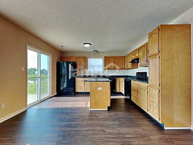 Building Photo - 1439 Round Lake Rd