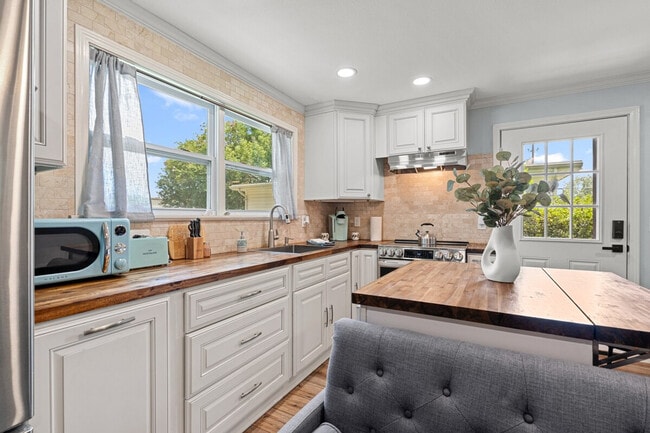 Building Photo - 2 Mead Dr