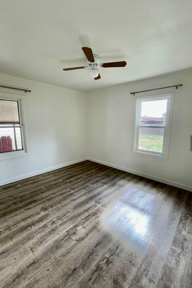 Building Photo - Freshly renovated 2bdrm, 1 bath house with...