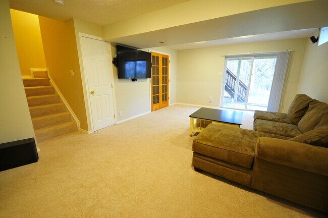 Building Photo - 6694 Huntshire Dr