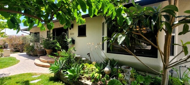 Building Photo - Midtown Ventura 3+2 Single Family Home $52...