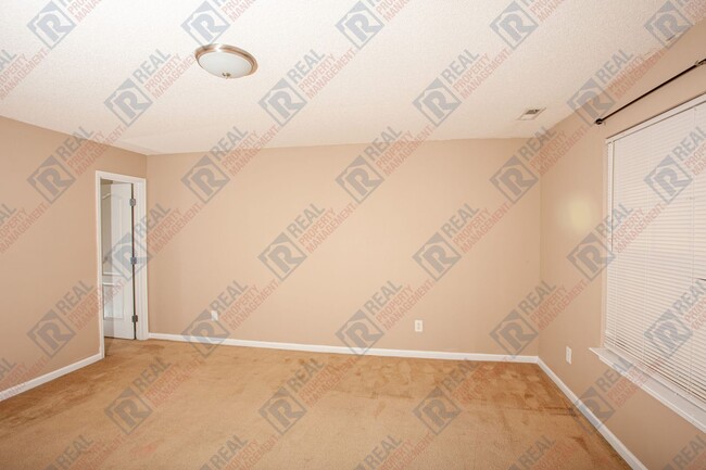 Building Photo - $2,500 – 4 Bed / 2.5 Bath house in South E...