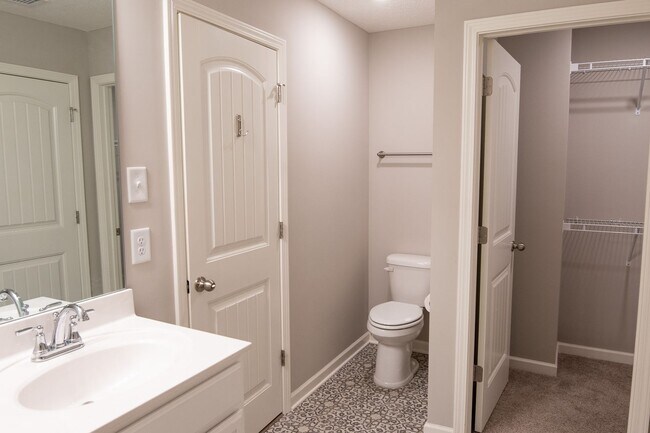 Building Photo - Fantastic, end-unit townhome in desirable Shelton Crossing!