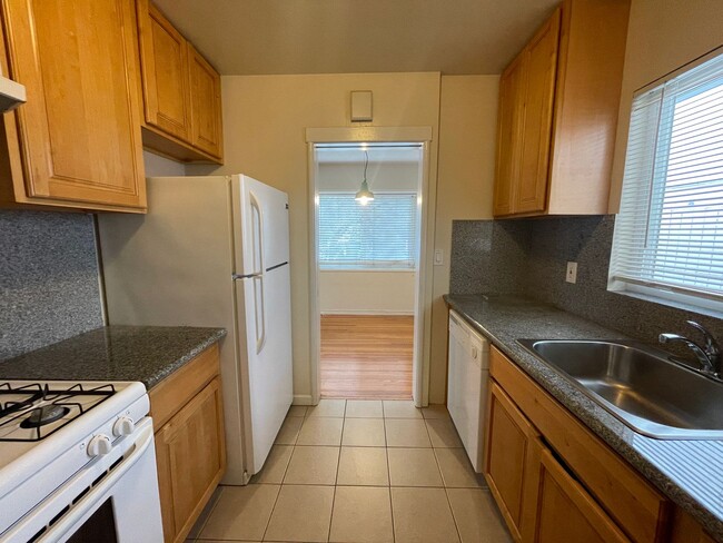 Building Photo - 655 Oakland Ave