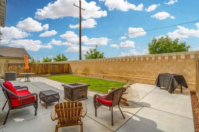 Building Photo - Multi-Generational Home!