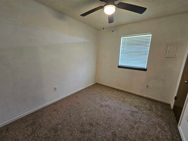 Building Photo - 3202 SE Footman Ln