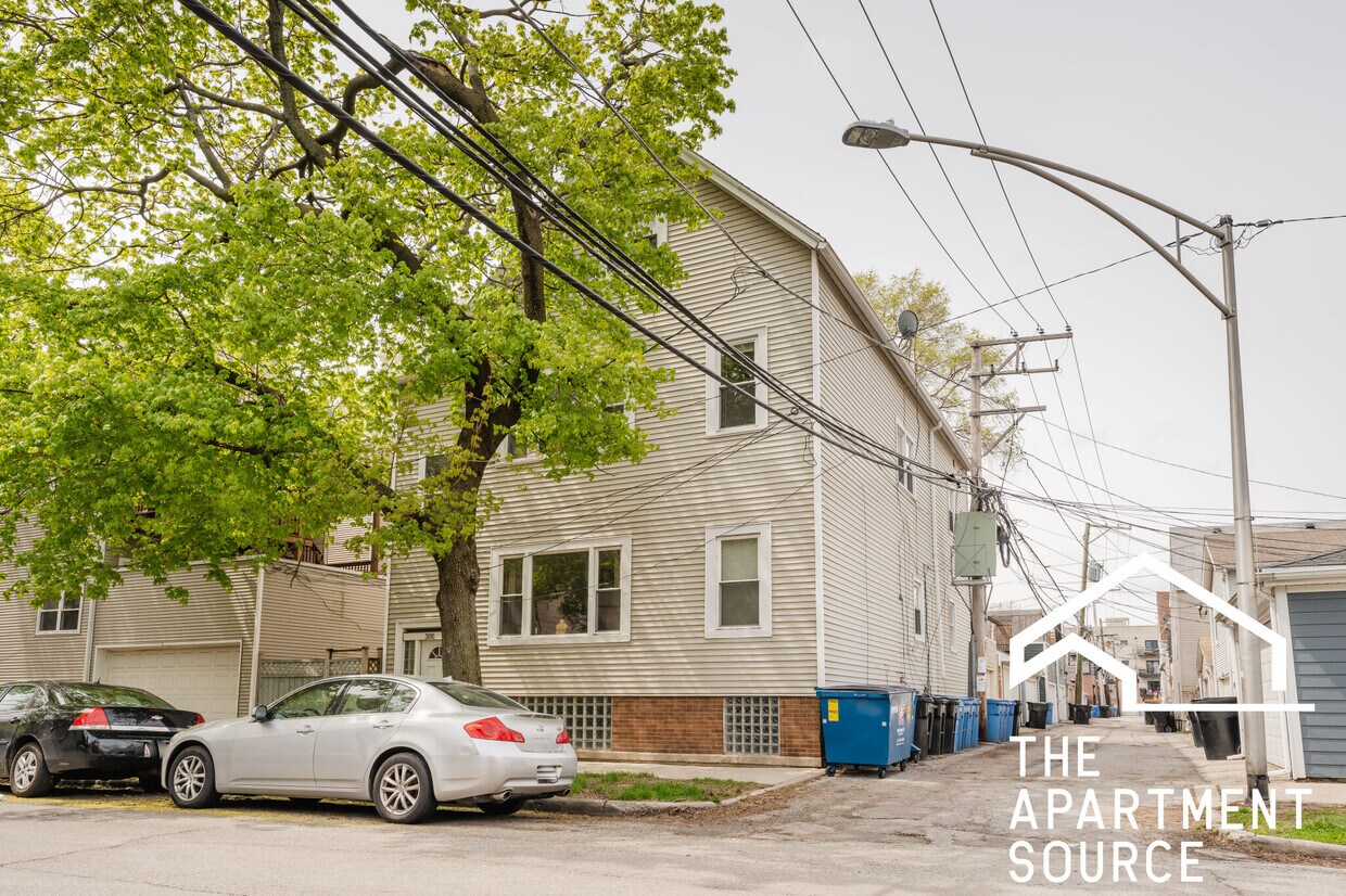 Building Photo - 3010 N Greenview Ave