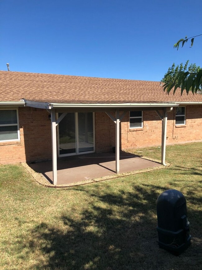 Building Photo - 5510 NW Cottonwood Dr