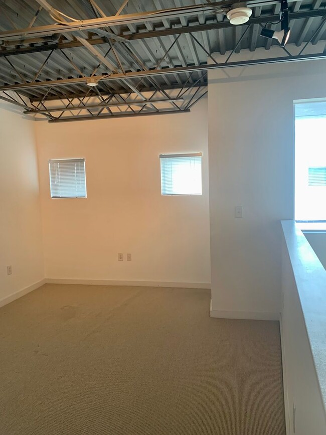 Building Photo - 2/2.5 Industrial Style 3 Level Loft at Mac...