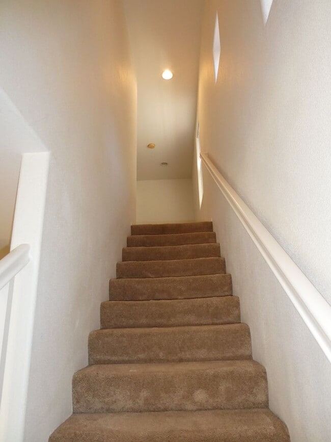 Building Photo - Autumn Glenn Large Two Story Home Near Sho...