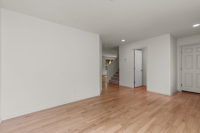 Building Photo - Stunning 3 bed, 2.5 bath home in desirable Bothell neighborhood