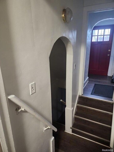 Building Photo - 196 Bondale Ave