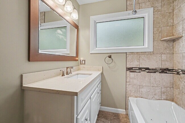 Building Photo - Charming 3 Bed, 1 Bath Rental in Downtown Bay City - $1250/month