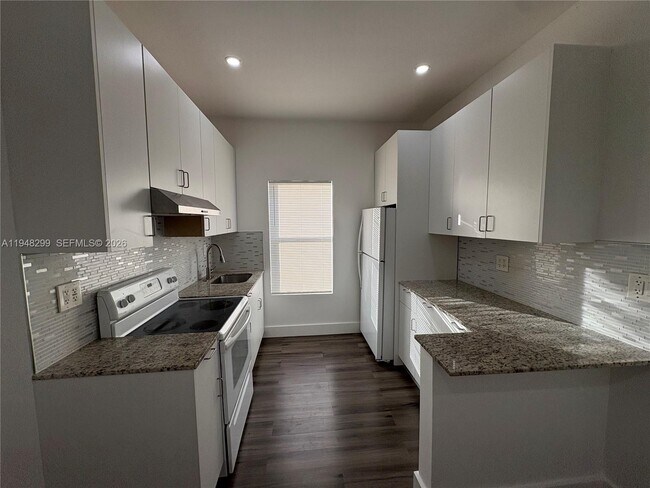 Building Photo - 3237 SW 4th St