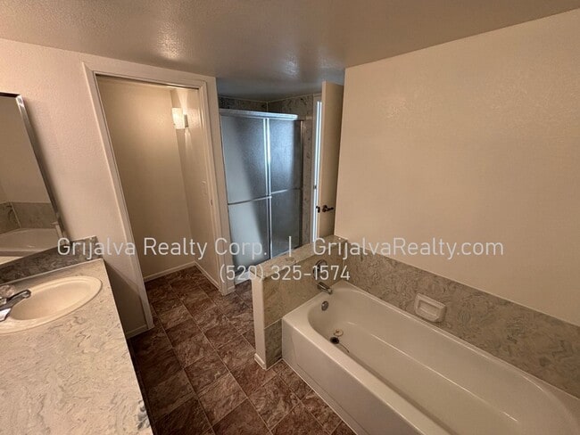 Building Photo - Beautiful Multi-story Townhouse near Tucson Racquet and Swim Club (Prince/Country Club)