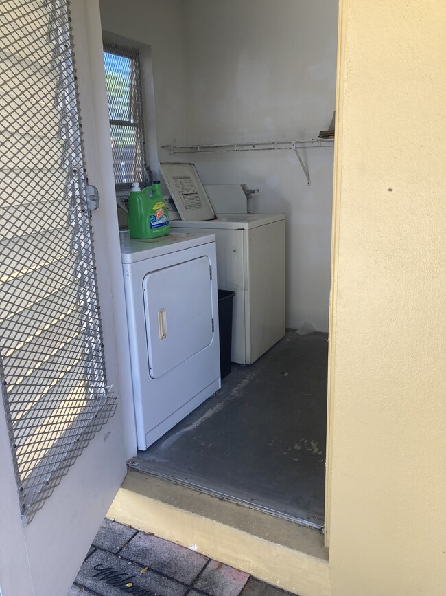 Laundry Room - 1811 NE 56th St