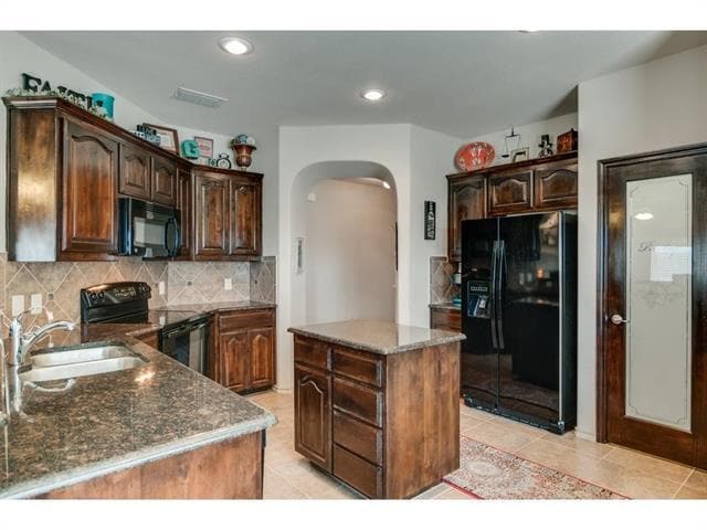 Building Photo - 4624 Lazy Oaks St