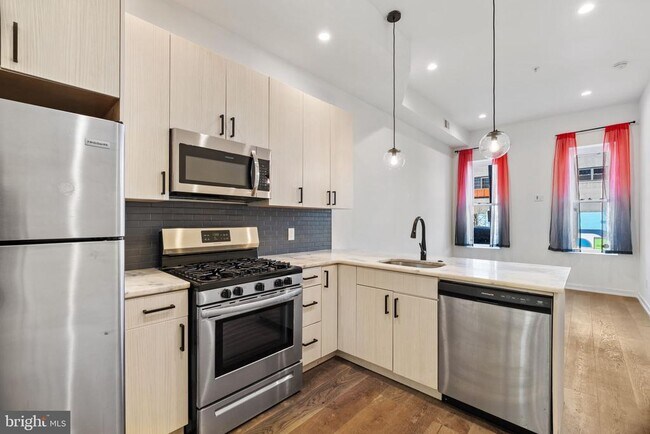 Building Photo - 2526 W Girard Ave