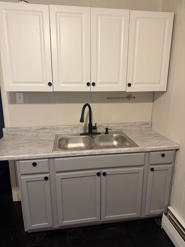 Building Photo - Newly Renovated 3BR Row Home – Move-In Ready