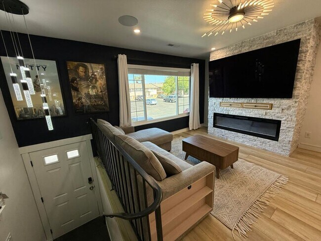Building Photo - Gorgeous Remodeled 3 Bedroom Home in St. George!