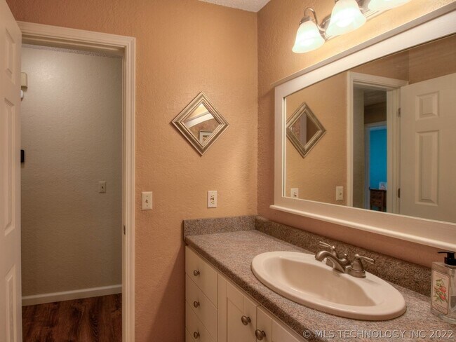 Building Photo - 3021 S Ash Ave