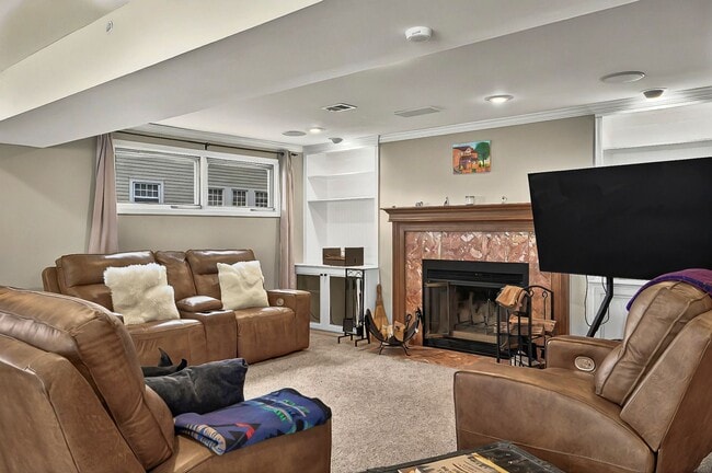Building Photo - Move In Ready! 5 bedroom 3.5 bath near Was...