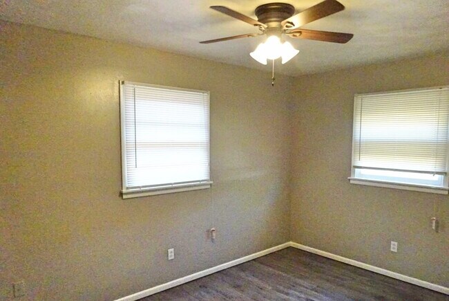Building Photo - Duplex Located Near Take-Out, Park, & Clos...
