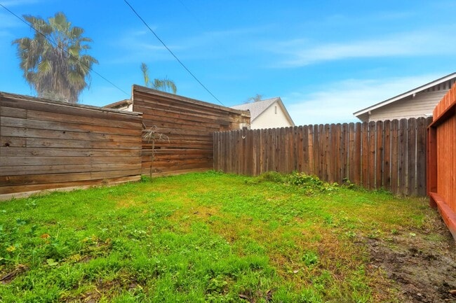 Building Photo - 910 Kaweah St