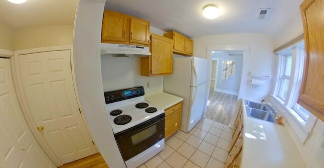 Building Photo - 3D Tour Available - Newer Flooring + Large Fenced-in Yard! Available July 3rd!